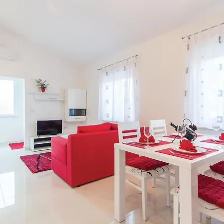 1 Bedroom Lovely In 普拉